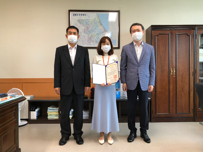 지역경제 활성화, 지방재정 발전 공로로 대통령 표창을 수상한 강원도 진효수 주무관. 강원도 제공 