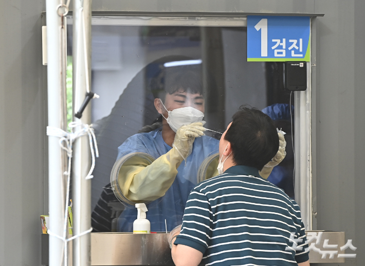 12일 서울 영등포구 여의도 공원 내 설치된 '찾아가는 선별진료소' 에서 시민들이 검사를 받고 있다. 이한형 기자