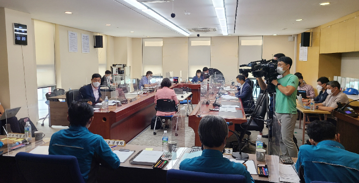제주도개발공사에서 업무보고를 받고 있는 제주도의회 환경도시위원회. 제주도의회 제공