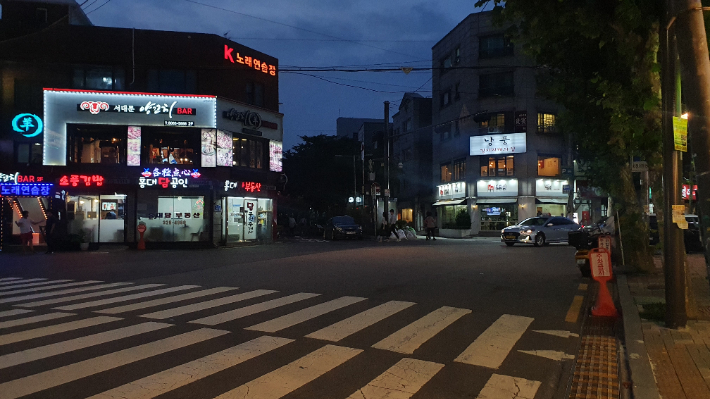 수도권 사회적 거리두기 4단계가 시행된 첫날인 지난 12일, 서울 연남동 거리가 한산한 모습을 보이고 있다. 사진 허지원 기자