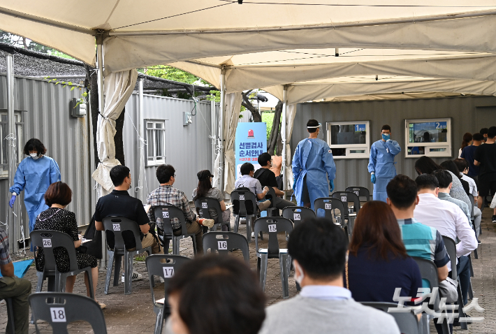 서울 영등포구 여의도 공원 내 설치된 '찾아가는 선별진료소' 에서 시민들이 검사를 받기 위해 줄 서 있다. 이한형 기자