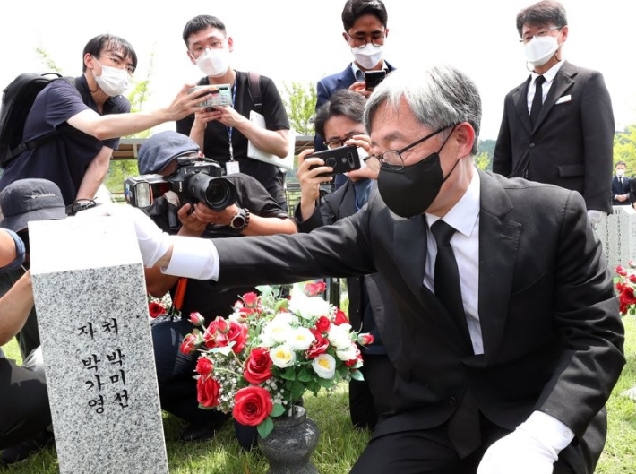 최재형 전 감사원장이 지난 12일 대전 유성구 국립대전현충원 천안함 46용사 묘역을 찾아 묘비를 어루만지고 있다. 연합뉴스