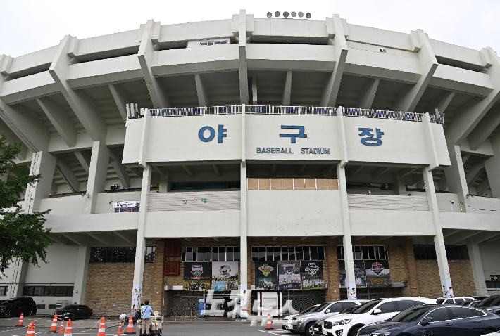 KBO가 12일 코로나19 확산에 따라 리그 중단을 결정한 가운데 경기가 순연된 잠실 야구장 전경. 이한형 기자