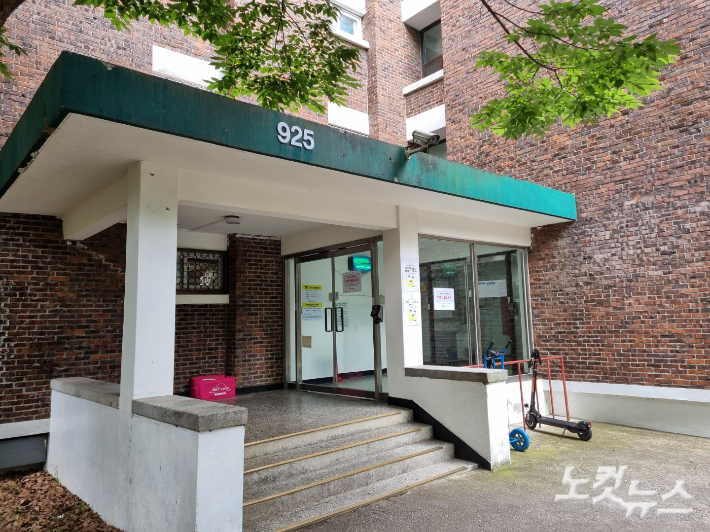 청소노동자 이모(59)씨가 숨진 채 발견된 서울대학교 기숙사 건물. 임민정 기자 