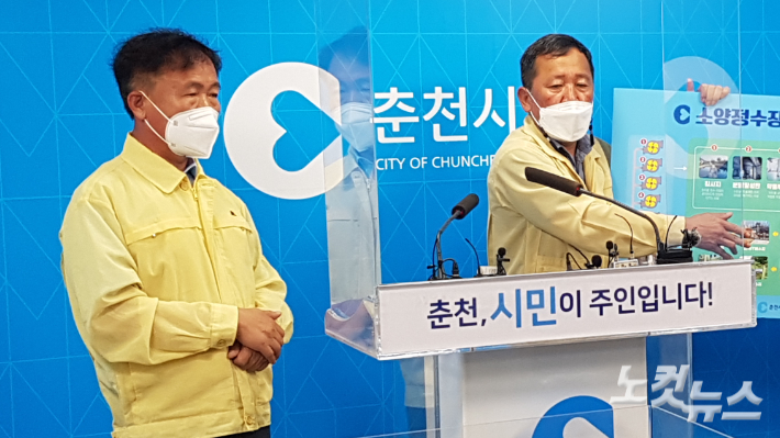수돗물 단수 사태와 관련해 지난 12일 열린 기자 회견에 참석한 이재수 춘천시장(왼쪽). 진유정 기자