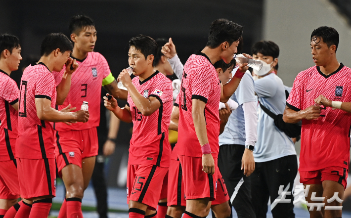 13일 오후 경기도 용인 미르스타디움에서 열린 2020 도쿄올림픽 축구 국가대표팀 아르헨티나와의 평가전. 후반전 워터 브레이크 시간 선수들이 물을 마시고 있다. 이한형 기자