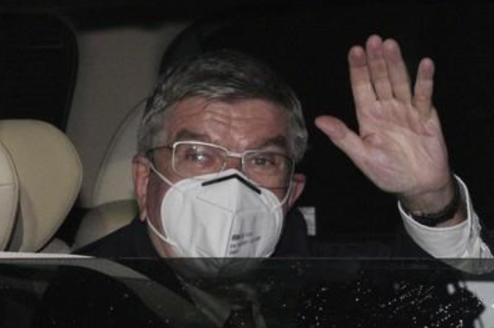 지난 8일 일본에 도착한 토마스 바흐 국제올림픽위원회(IOC) 위원장이 취재진을 향해 차 안에서 손을 흔들고 있다. 연합뉴스
