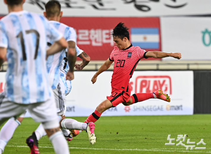 13일 오후 경기도 용인미르스타디움에서 진행된 하나은행 초청 올림픽 축구대표팀 평가전 대한민국과 아르헨티나의 후반 경기에서 엄원상이 슈팅을 하고 있다. 이한형 기자