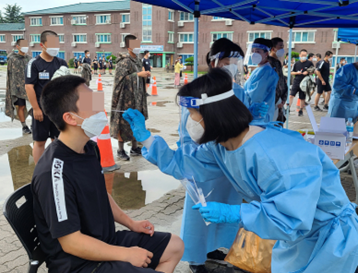 충남 논산시 보건소 직원 등 80여명이 지난 8일 신종 코로나바이러스 감염증(코로나19)이 집단으로 발생한 논산 육군훈련소에서 훈련병에 대해 전수조사를 하고 있다. 논산시 제공