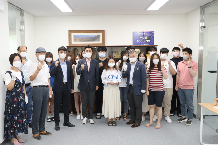 포항시는 14일 과기부 첨단기술기업에 지정된 (주)원소프트다임에서 현판식을 가졌다. 포항시 제공