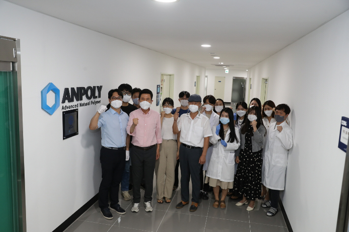 이강덕 포항시장이 14일 (주)에이엔폴리 앞에서 첨단기술기업 지정 현판식을 갖고 있다. 포항시 제공