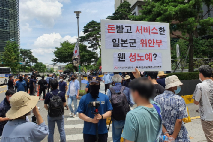 일부 단체들은 수요시위 현장 바로 옆에서 큰 소리로 항의하거나 일본 노래를 트는 등 수요시위 참가자들의 발언을 방해했다. 수요시위 참가자들은 "역사부정세력이 혐오와 차별의 언어로 수요시위를 중단하라고 겁박하고 있다"며 "평화로를 끔찍한 전쟁터로 만들고 있다"고 말했다. 