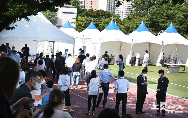 15일 오전 서울 영등포구 국회운동장에 설치된 임시선별검사소에서 국회 상주 인원들이  코로나19 전수검사를 받고 있다.