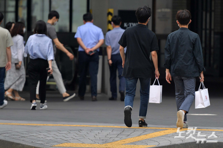 한 거리에서 포장된 점심을 든 직장인들이 발걸음을 옮기고 있다. 박종민 기자