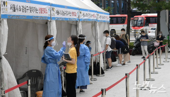 5일 서울 강남역 인근 '찾아가는 선별진료소'에서 시민들이 코로나19 검사를 받기 위해 줄 서 있다. 이한형 기자