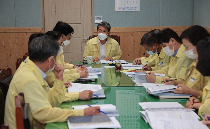 김순호 구례군수와 간부 공무원들이 민선 7기 3년차 공약 추진상황을 점검하고 있다. 구례군  제공