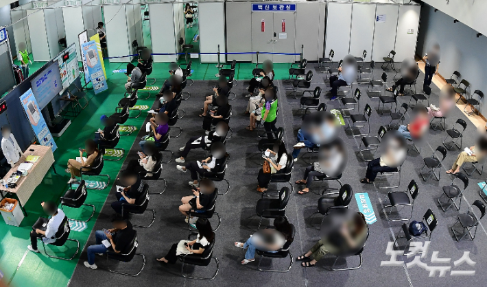 서울 서대문구 북아현문화체육센터에 마련된 접종센터에서 접종이 이뤄지고 있다. 황진환 기자