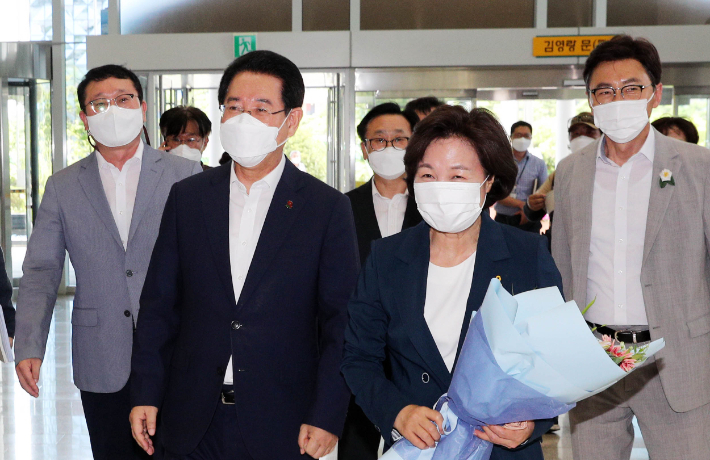 더불어민주당 추미애 전 법무부장관이 15일 전남도청을 방문해 김영록 전남지사와 인사를 나누고 있다. 전라남도 제공 