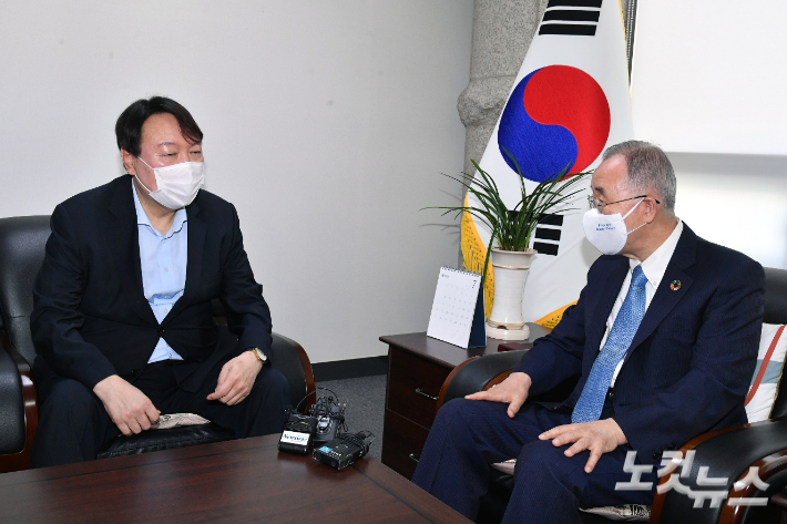 윤석열 전 검찰총장이 15일 서울 종로구 경희궁길 반기문재단에서 반 전 UN 사무총장을 예방하고 있다. 국회사진취재단