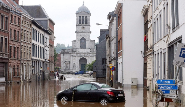 15일 벨기에 리에주주에 있는 한 도시에서 차가 물에 잠겨 있다. 연합뉴스
