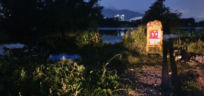 15일 부산 강서구 서낙동강 강둑길 인근 차량 추락 사고 현장. 부산경찰청 제공