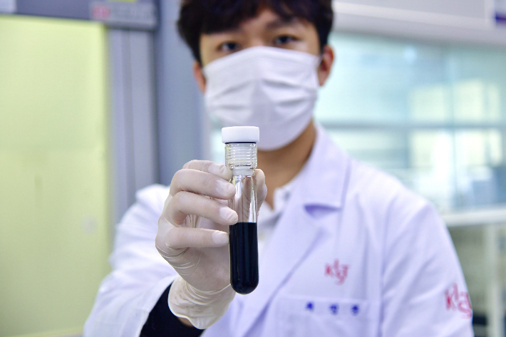  KIST 청정신기술연구본부 연구진이 개발한 탄소-실리콘 복합음극용 전처리용액.  KIST 제공