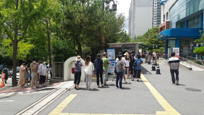 부산 해운대구보건소에 있는 선별 진료소에 코로나 진단 검사를 기다리는 줄이 늘어섰다. 부산 해운대구 제공