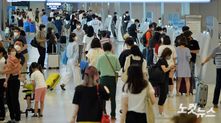 김포공항 국내선 여행객들 - 노컷뉴스