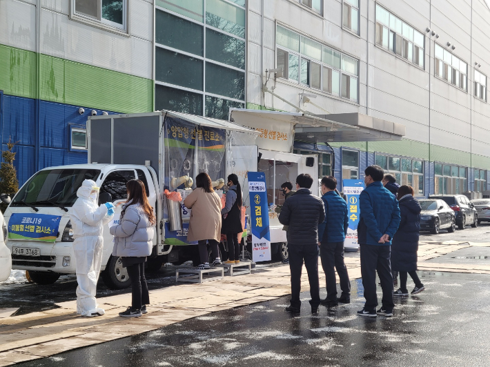 이동형선별검사소에 방문한 최종환 파주시장. 파주시 제공