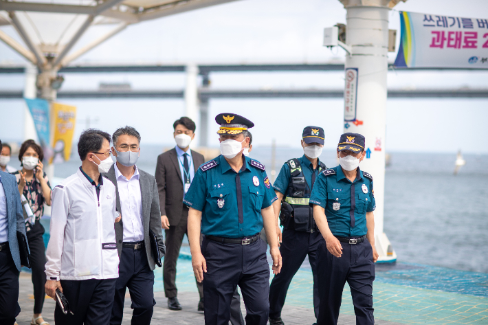 이규문 부산경찰청장은 16일 해운대와 광안리해수욕장 일대를 방문해 현장을 점검했다. 부산경찰청 제공