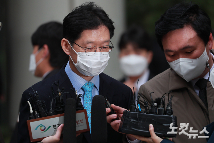 '드루킹 댓글 조작' 혐의로 기소된 김경수 경남도지사가 지난 6일 오후 서울 서초구 고등법원에서 열린 항소심 선고 재판에서 컴퓨터 등 장애 업무방해 혐의에 징역 2년, 공직선거법 위반 혐의에 무죄를 각각 선고받은 뒤 취재진 질문에 답하고 있다. 이한형 기자