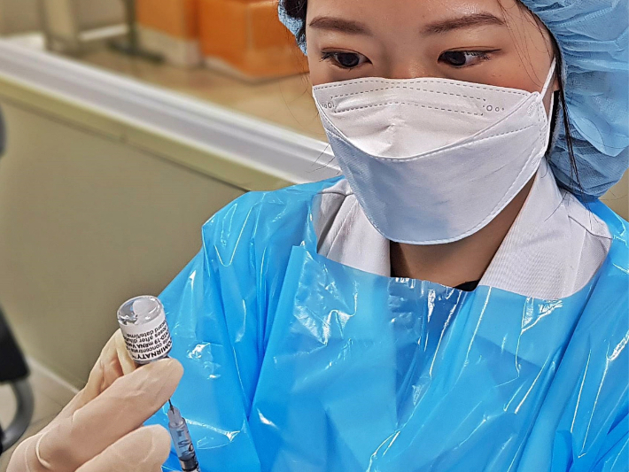 경주시 예방접종센터 의료진이 백신 접종을 준비하고 있다. 경주시 제공