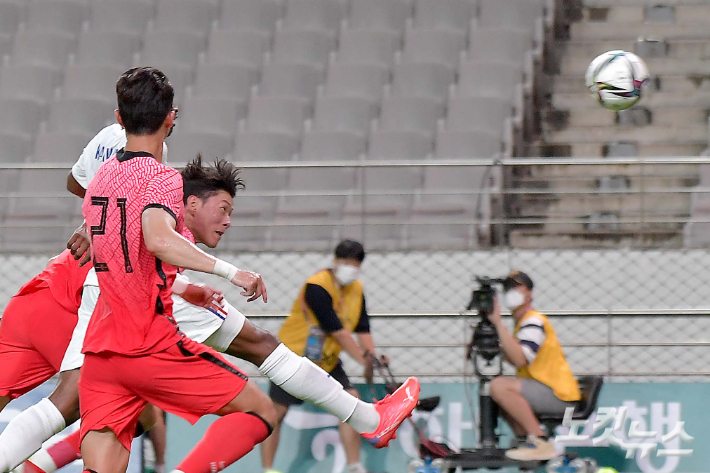 16일 오후 서울월드컵경기장에서 열린 하나은행 초청 올림픽 축구대표팀 평가전 대한민국과 프랑스의 경기에서 황의조가 헤딩으로 골문을 두드리고 있다. 박종민 기자