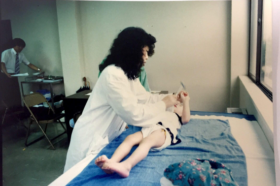 1980년대 서울장애인종합복지관에서 진료 중인 이미경 전문의의 모습. 현재 서울시립 장애인종합복지관은 장애인의 재활과 자립을 돕는 비영리재단, 푸르메재단에서 위탁 운영중이다. 