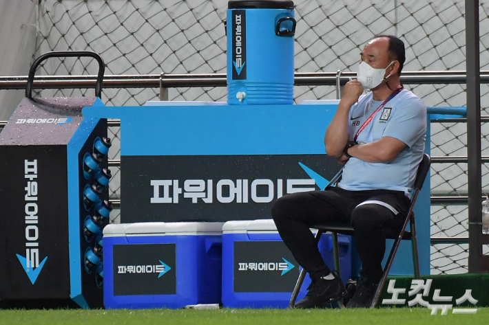 6일 오후 서울월드컵경기장에서 열린 하나은행 초청 올림픽 축구대표팀 평가전 대한민국과 프랑스의 경기에서 김학범 감독이 선수들을 지켜보고 있다. 박종민 기자