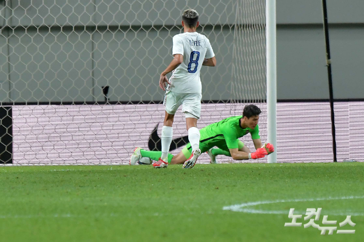 16일 오후 서울월드컵경기장에서 열린 하나은행 초청 올림픽 축구대표팀 평가전 대한민국과 프랑스의 경기에서 골키퍼 송범근이 후반전 팀의 두 번째 골을 실점하고 있다. 박종민 기자