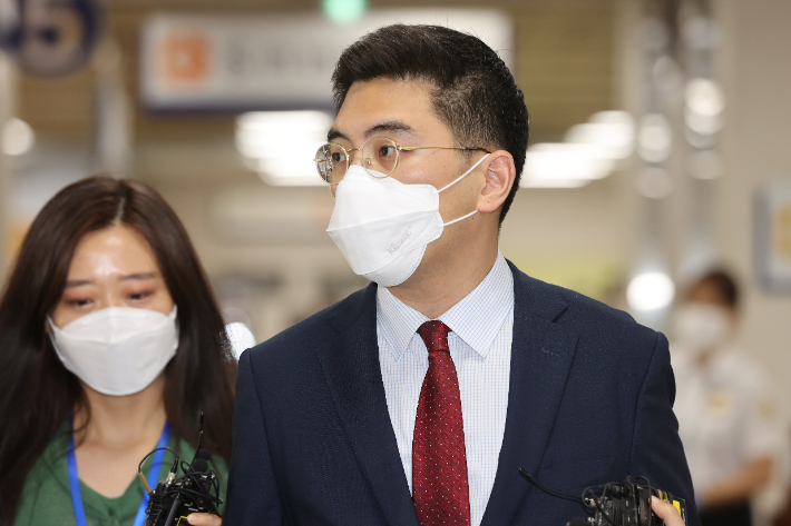 취재원에 대한 강요미수 혐의를 받는 이동재 전 채널A 기자가 지난 16일 서울 서초구 중앙지법에서 열린 1심 선고 공판에 출석하는 모습. 연합뉴스