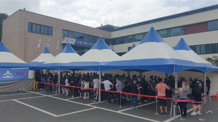 지난 16일 강릉시보건소 선별진료소에서 검사를 받기 위해 기다리고 있는 시민들. 전영래 기자