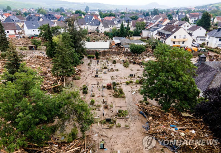 16일(현지시간) 홍수로 피해를 입은 독일 라인란트팔트주 바트 노이에나어-아르바일러 모습. 연합뉴스