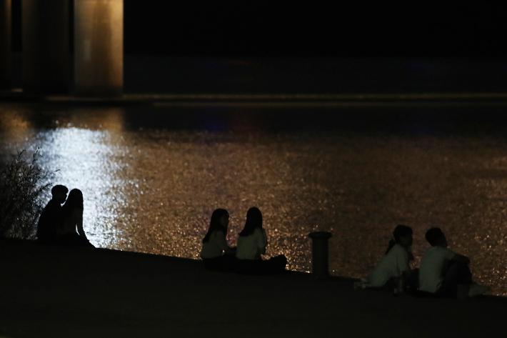 열대야가 나타난 지난 14일 오후 서울 여의도 한강공원에서 시민들이 무더위를 식히고 있다. 연합뉴스