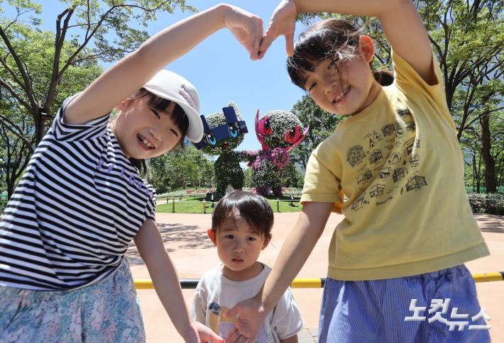 도쿄올림픽·패럴림픽 마스코트 ‘미라이토와·소메이티’  함께