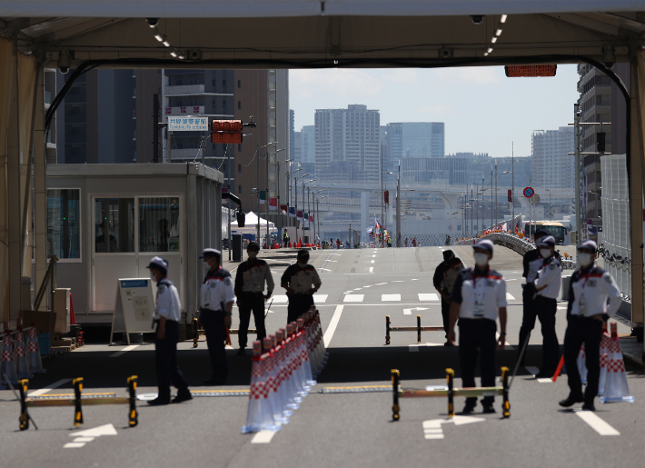 17일 오후 일본 도쿄 하루미 지역 올림픽선수촌의 출입이 통제되고 있다. 연합뉴스