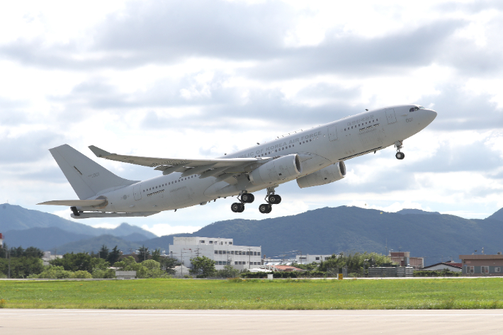 18일 오후 김해국제공항을 출발하는 다목적 공중급유수송기(KC-330 '시그너스'). 국방부 제공