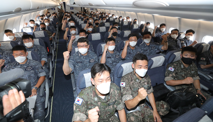 18일 오후 김해국제공항을 출발하는 국방부 특수임무단 대원들. 국방부 제공