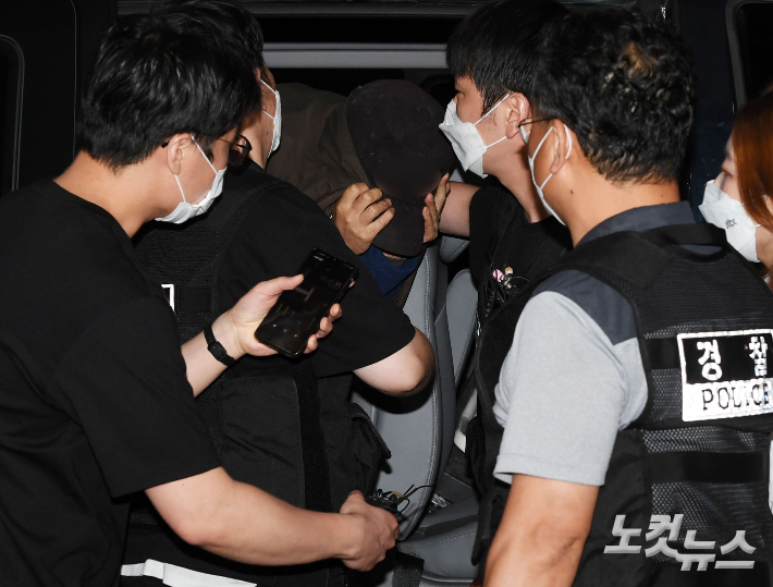 서울 마포구의 한 오피스텔에서 지인을 살해하고 도주한 혐의를 받는 40대 남성 A씨가 지난 15일 오전 경북 경산시에서 검거, 이날 오후 마포경찰서로 압송되고 있다. 황진환 기자
