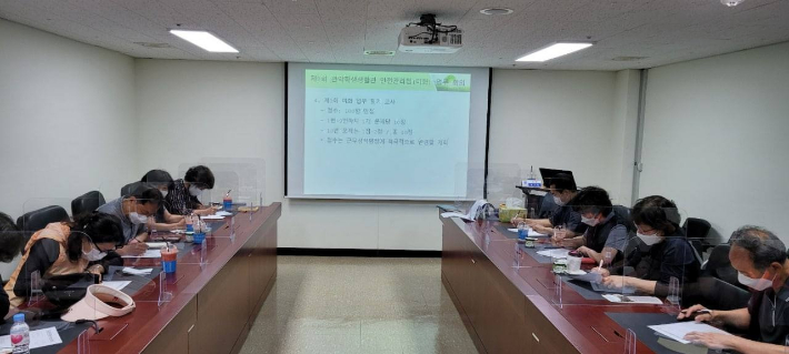 지난달 9일 서울대 청소노동자들이 필기 시험을 치르는 모습. 민주노총 전국민주 일반노조 제공