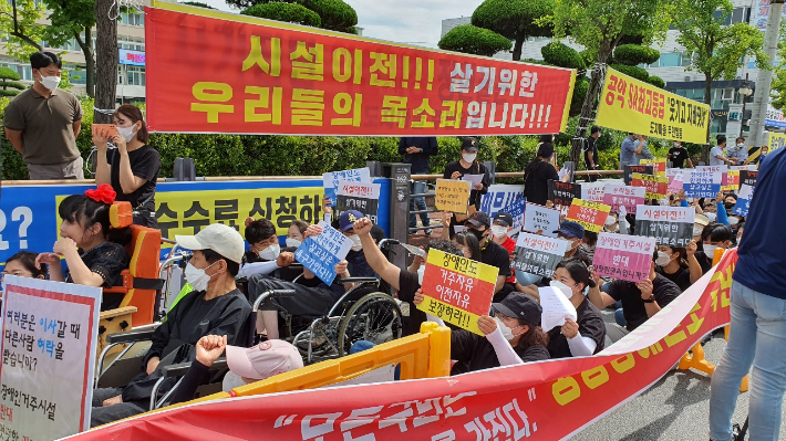 홍주원 측이 19일 중증장애인 거주권 보장을 촉구하는 집회를 열고 있다. 도상진 기자