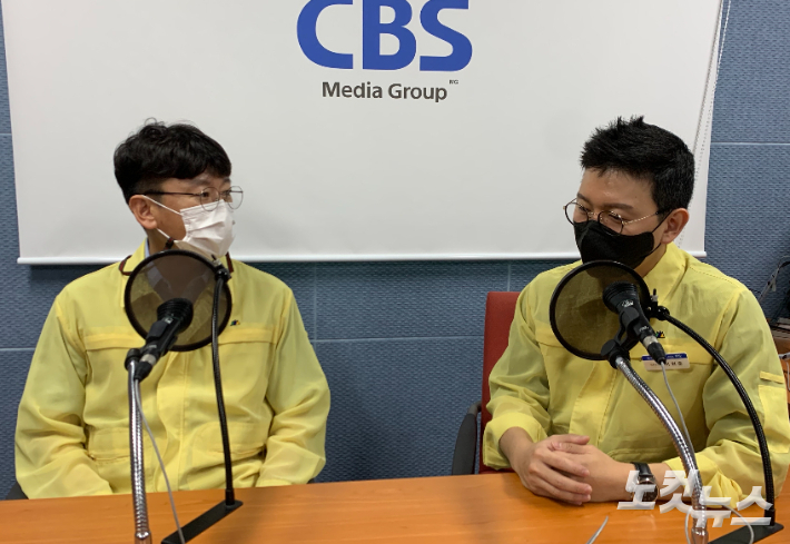 경상남도 김명섭 대변인과 이원준 역학조사관. 경남CBS