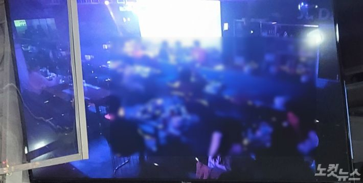 지난 14일 밤 어느 헌팅포차 내부를 비춘 CCTV 화면에는 모든 손님들이 마스크를 벗은 상태로 대화하는 모습이 고스란히 담겼다. 서빙 중인 직원들조차 마스크를 착용하지 않은 상태였다. 박창주 기자