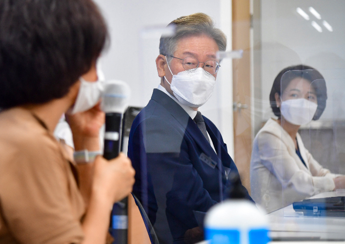 이재명 경기도지사가 19일 오전 경기도 디지털성범죄 피해자 원스톱 지원센터를 방문해 회의를 하고 있다. 연합뉴스